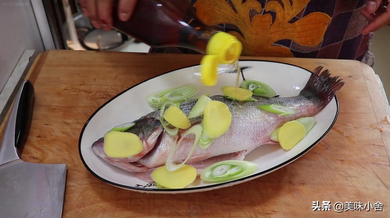 清蒸鲈鱼的正确做法鲜嫩无腥味,大厨教你清蒸鲈鱼的正确做法