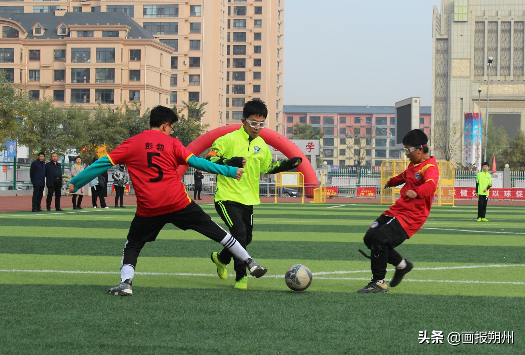 双减政策落地促进教育公平,落实双减足球比赛