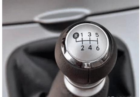 手动挡一挡换二挡顿挫是什么原因,手动挡起步一档换二档顿挫扣分吗