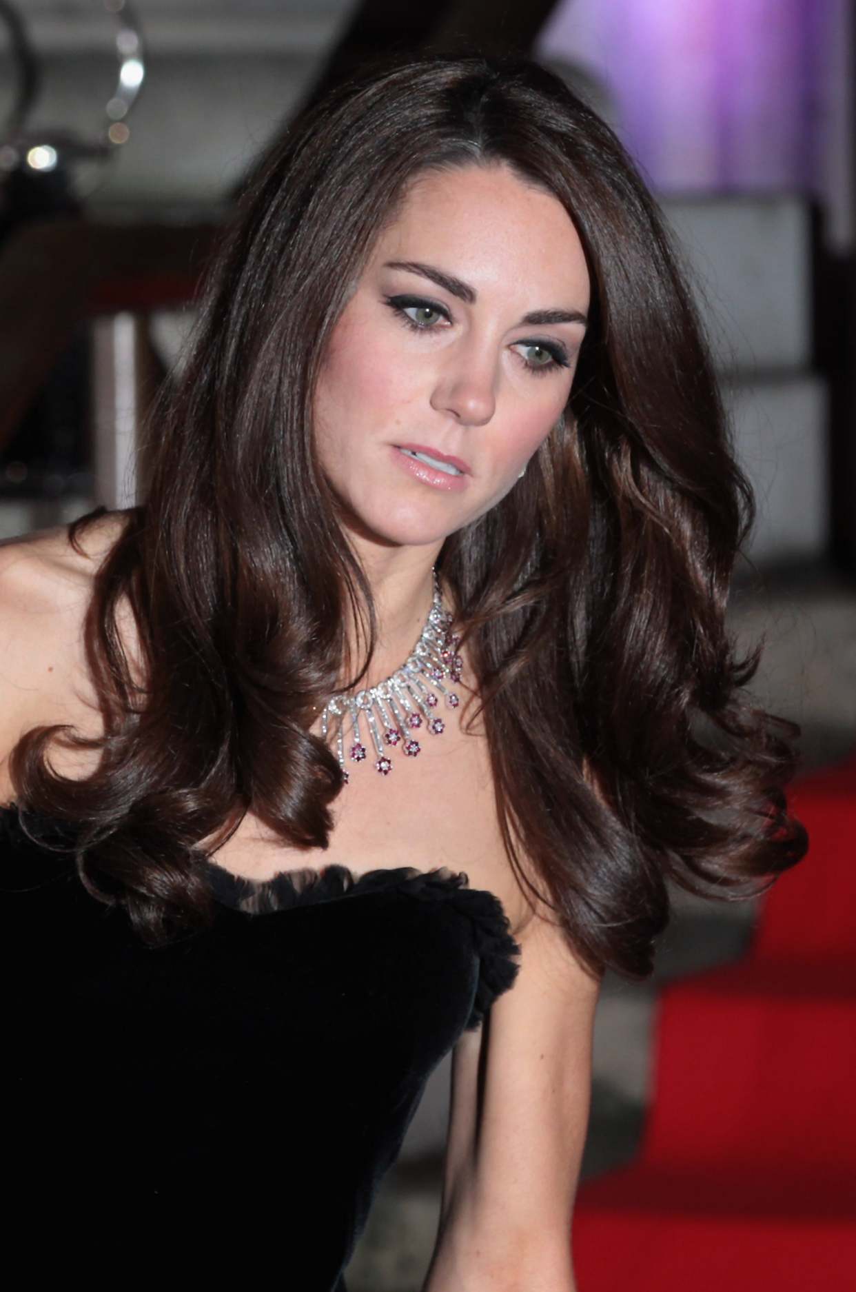 沙特王室送女王珠宝,英国王室的珠宝有多少