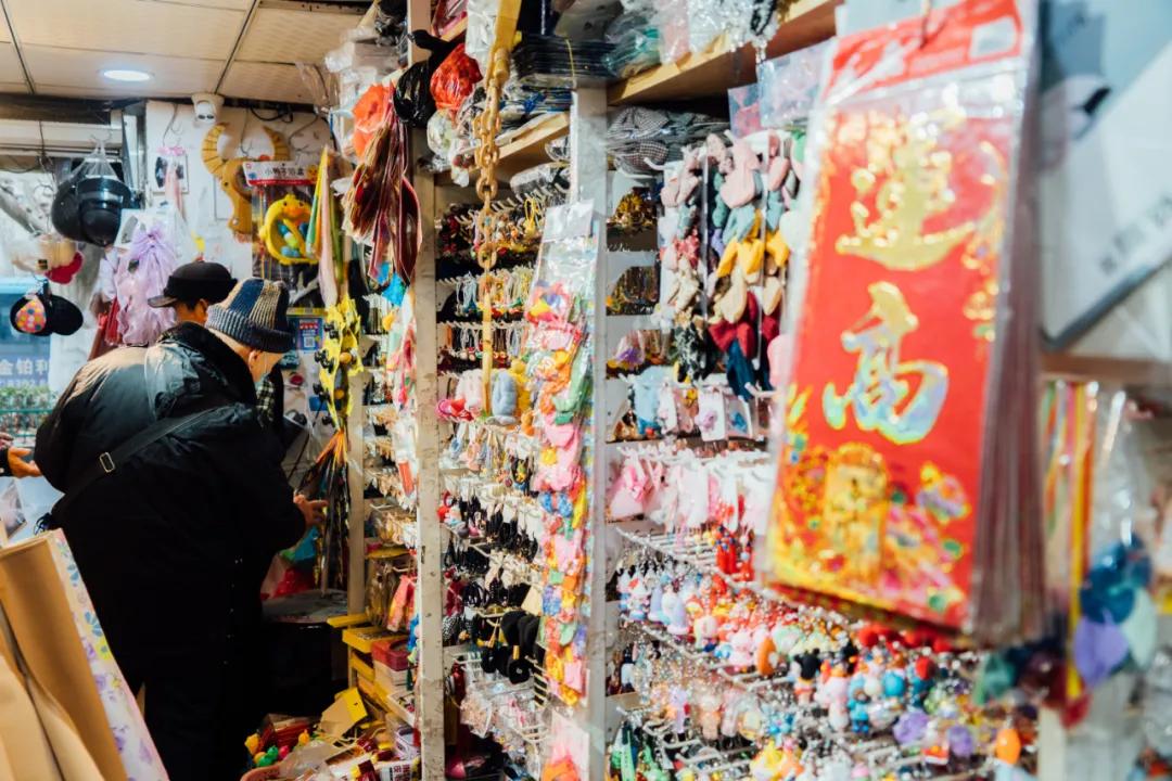 活着的两元店，2块钱能买啥？