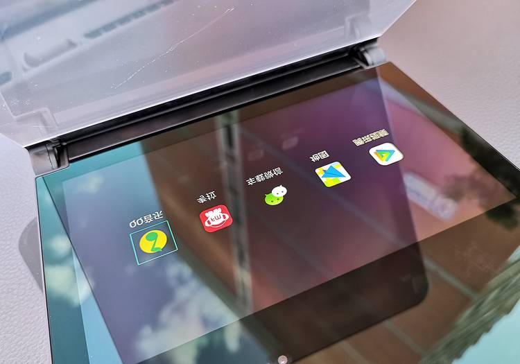 百路达HUD:听歌追剧看小猪佩奇?这才是车载导航的正确打开方式