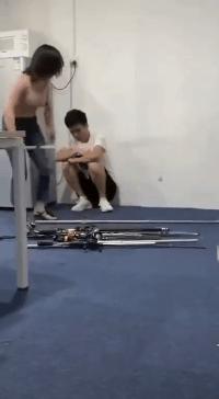 搞笑GIF开心一刻:这才是真正的踢足球,不赢都没道理