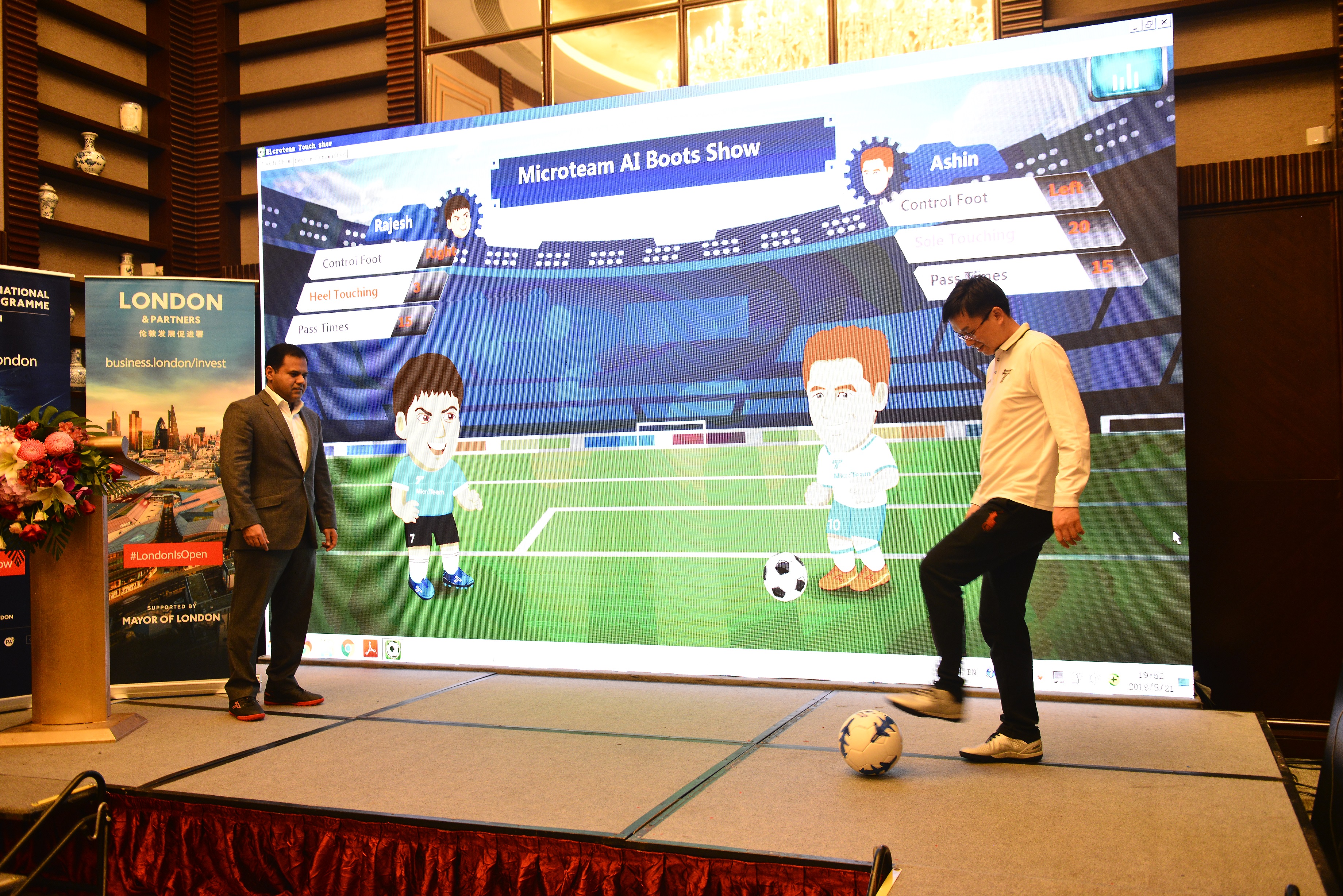 伦敦副市长与微队队长联袂演示智能足球感知技术