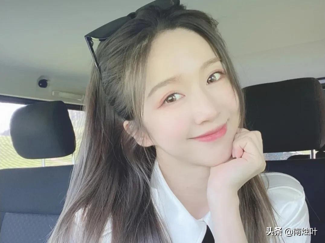 超级显白酷感爆棚的发色推荐,女生好看的偏冷绿调雾感发色