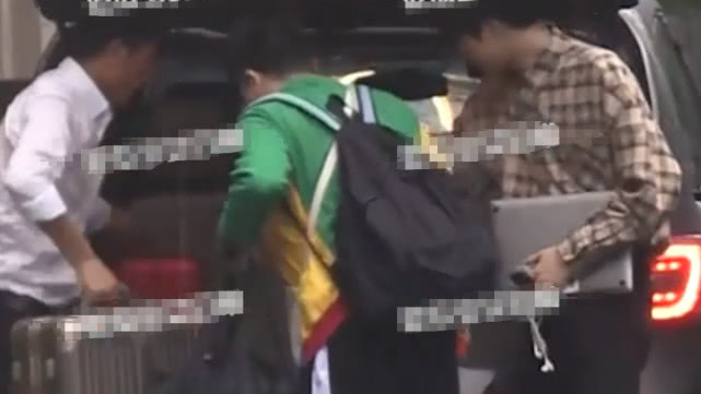 何炅和小鲜肉携手逛街,何炅与神秘男子深夜街头亲密互动