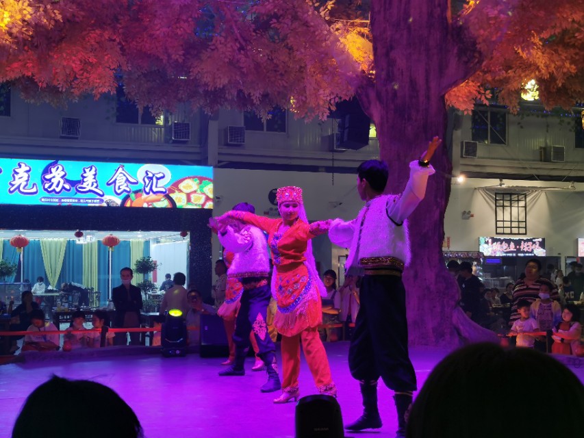 阿克苏最火的夜市,最新阿克苏巴扎夜市