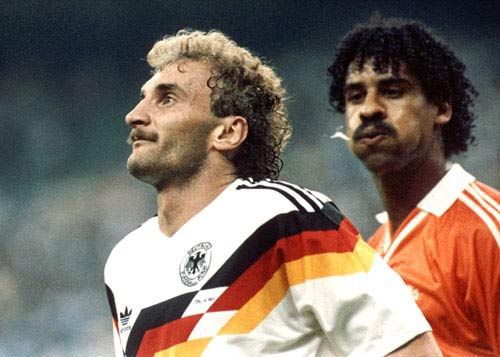 米兰德比冲突,米兰德比卢卡库伊布谁赢了