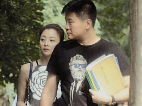 45岁视后曾翻热巴白眼，嘲唐嫣少女感，前夫入狱被男友踢屁股