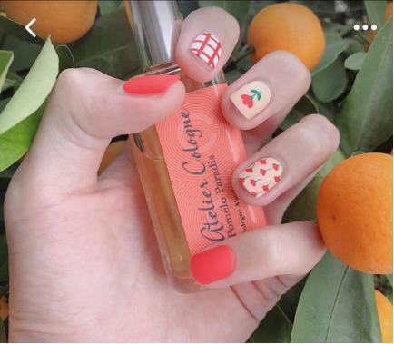 小指甲盖怎么做美甲好看又简单,美甲短甲贴小白花简单又显白