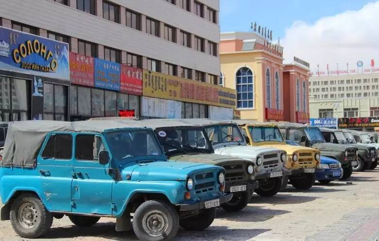 蒙古国卡车到中国排队拉货,蒙古国倒爷