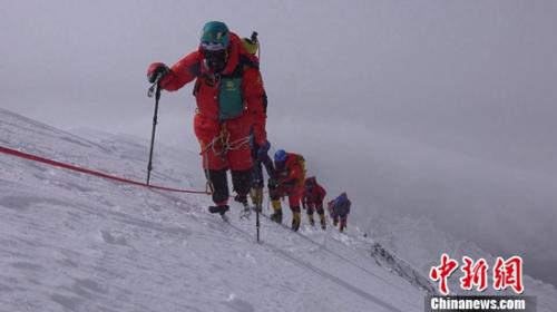 挑战不可能双腿截肢老人攀登珠峰,双腿截肢69岁登上珠峰