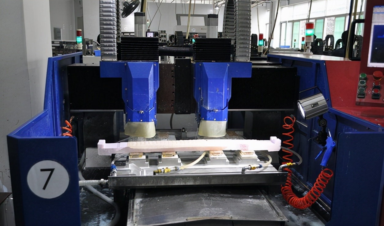 钢化膜是怎样炼成的？iPhone13钢化膜有什么优点和提升？