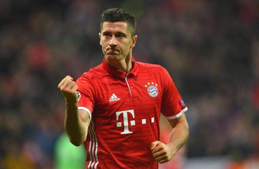 莱万德国杯帽子戏法拜仁,德国足球先生集锦