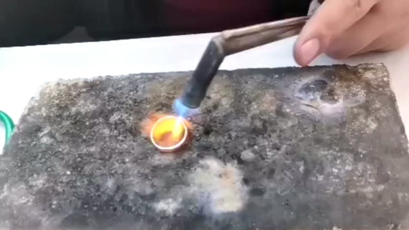 金戒指刚买就断了,千足金戒指缠红线的原因