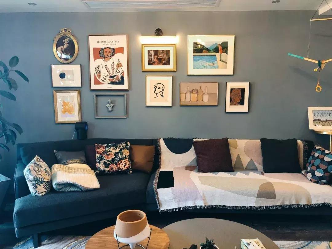 客厅里挂结婚照好不好,结婚照挂在客厅的沙发上面好吗