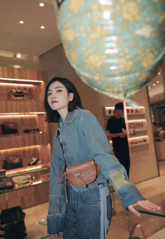 最新款的腰包简单一点,斜挎腰包最值得入手的大牌