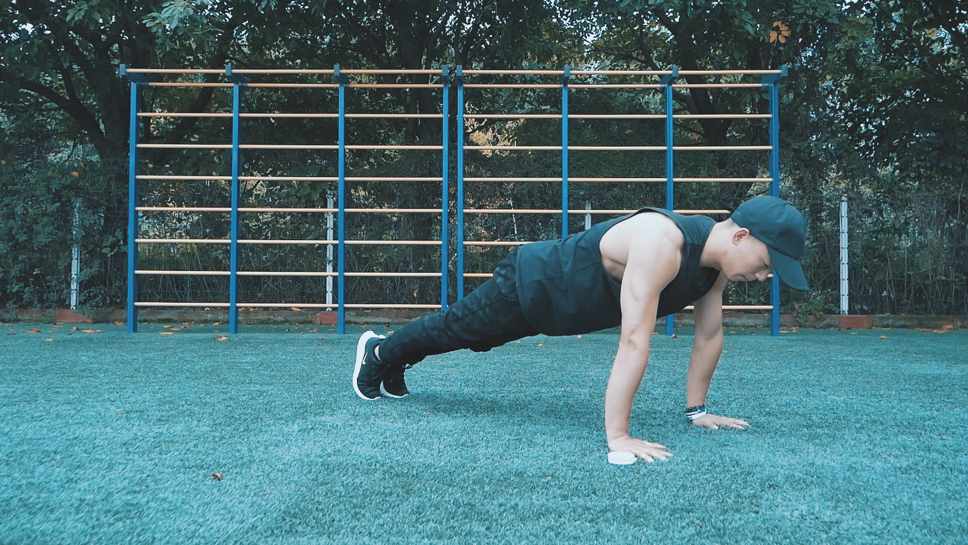 俯卧撑和双杠臂屈伸哪个效率高,新手健身该如何正确屈髋