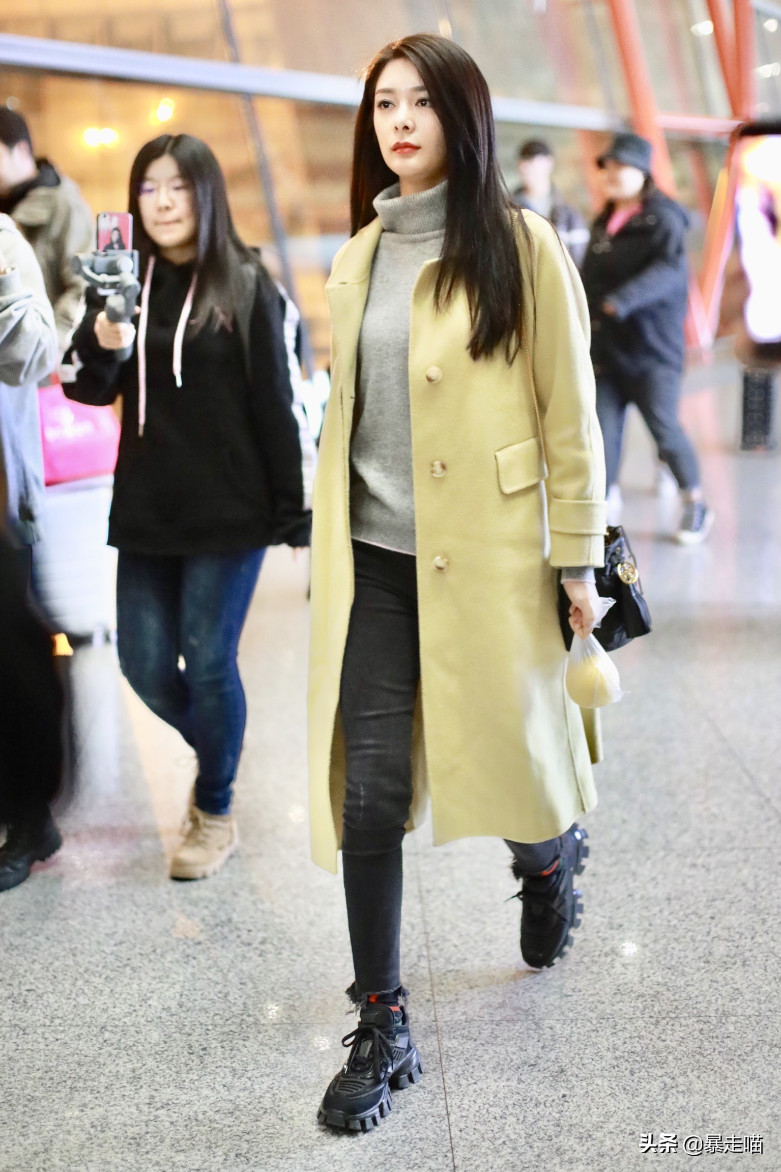 火箭少女机场偶遇,火箭少女机场眼神