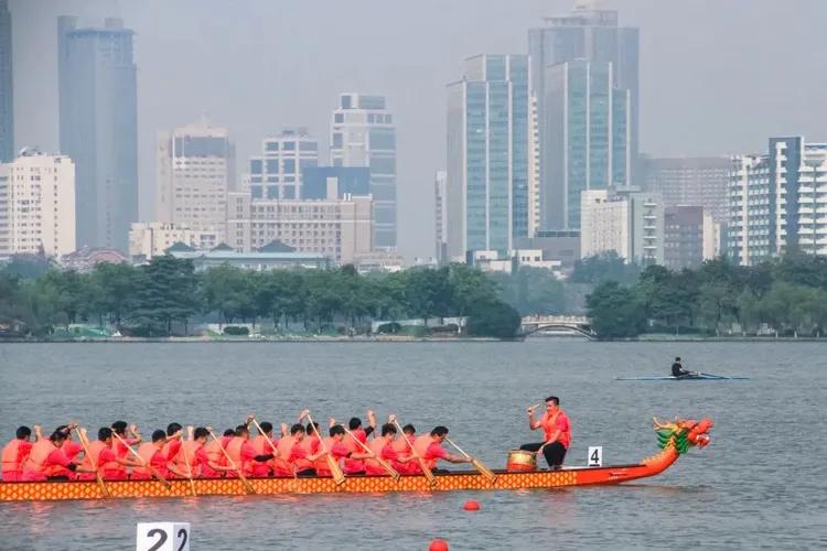 曾作为禁地，与外界隔绝二百六十多年的“玄武湖”，今日锣鼓喧天