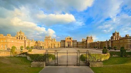 她是美国最有钱的女人，却无性无爱多年，最终出轨，轰动英国贵族