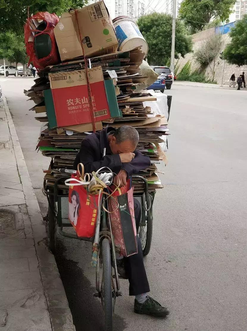 上海垃圾分类上门回收员,垃圾分类上海大爷