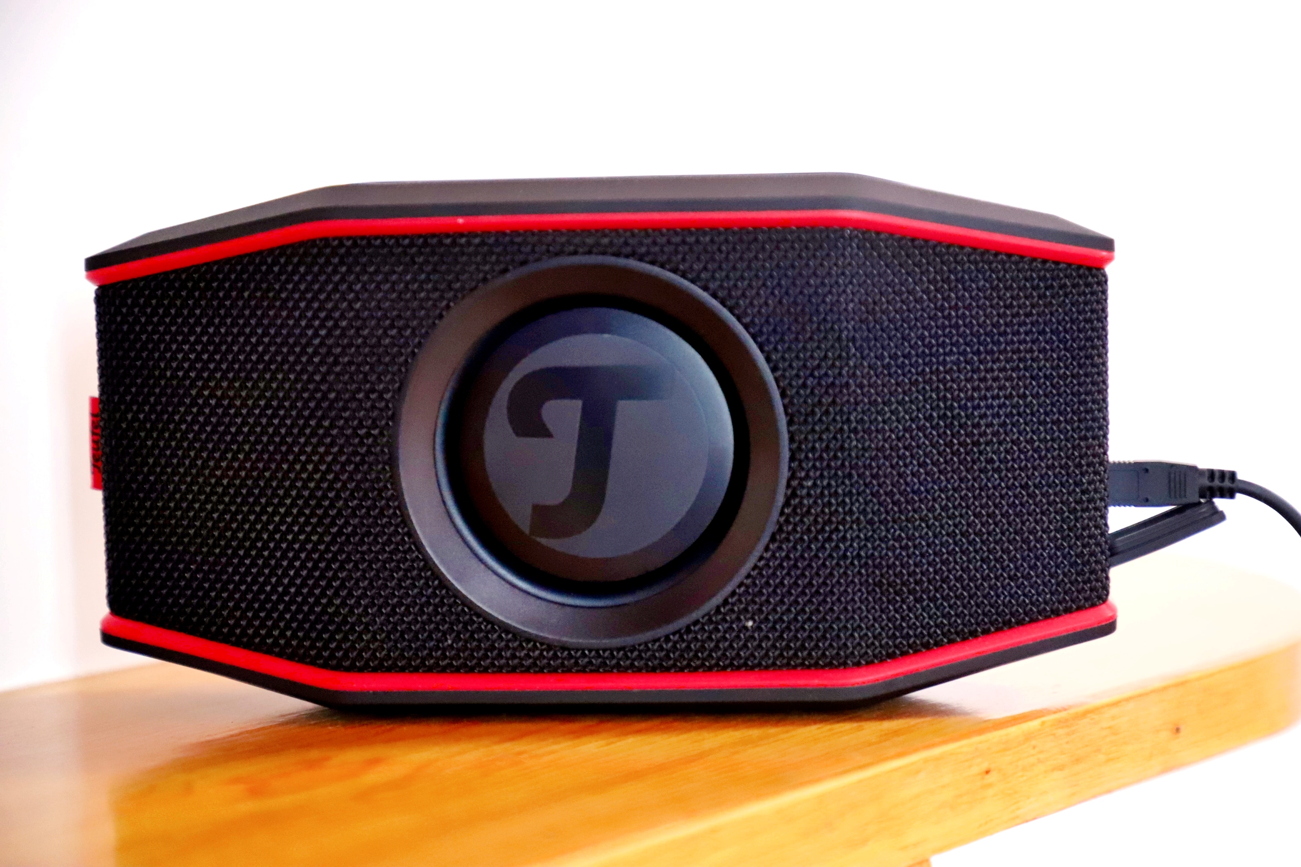 德斐尔小魔盒音质最新评测,jblflip5音箱评测和德斐尔小魔盒