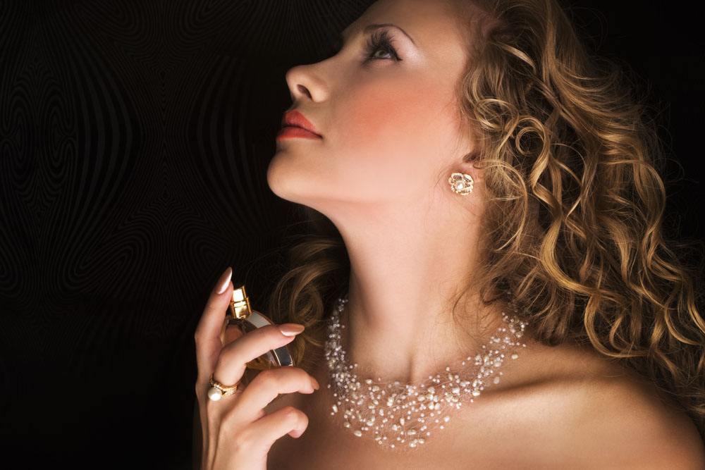 女人喷香水目的,女人开始喷香水说明什么原因