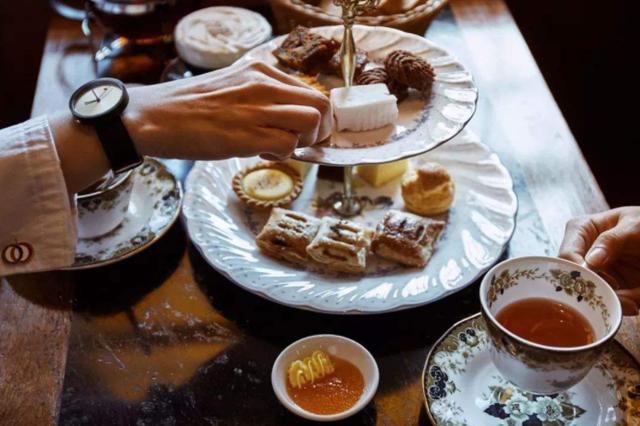 俄罗斯游客疑惑：这玩意那么贵，中国人却把它当成白来水来喝？