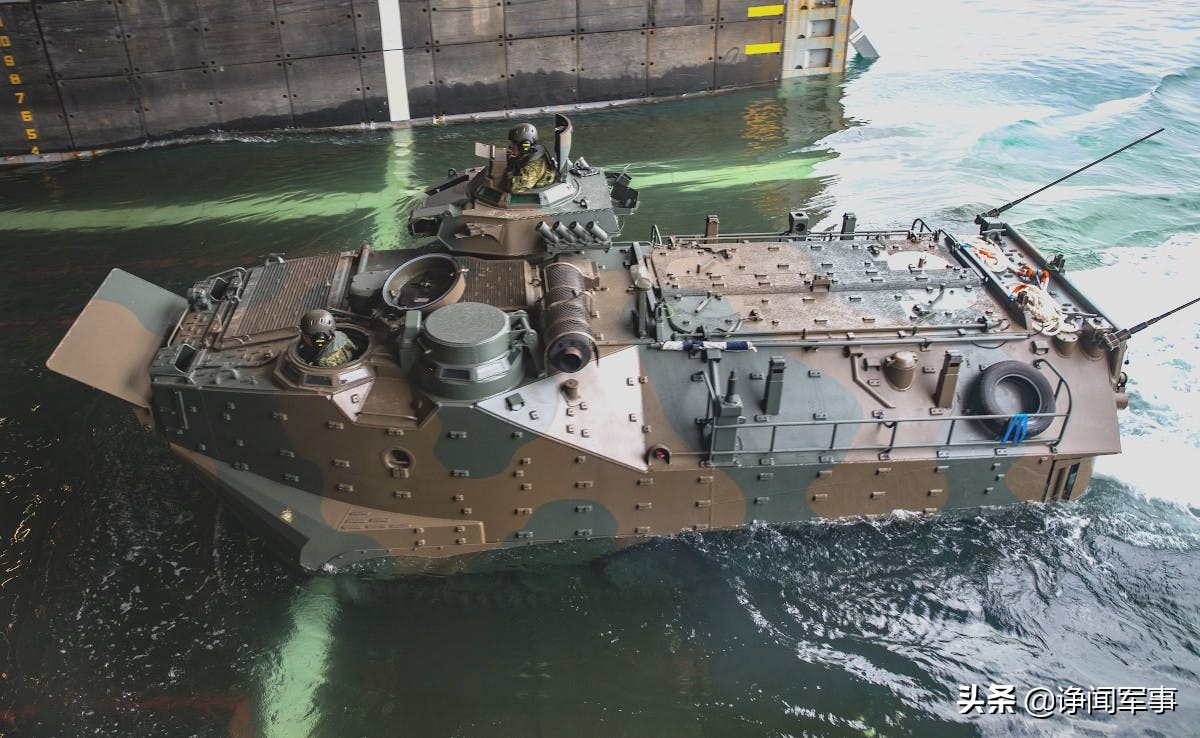 075型两栖攻击舰和日本准航母对比,比航母稍小的登陆舰