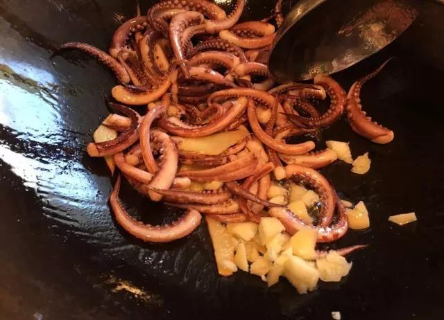 怎么把鱿鱼做得很好还会动,鱿鱼怎么炒又脆又嫩