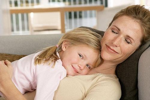 一岁多的宝宝总是爱粘人,一岁半宝宝性格内向如何引导