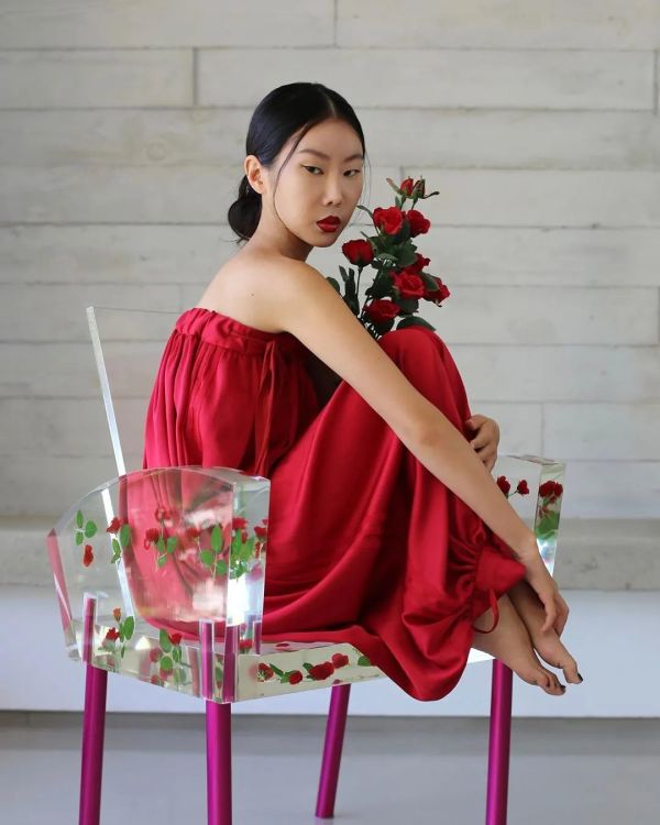 南韩姑娘脱去上衣：创“三体幻妆隐形术”，皮肤作画狂圈63万粉