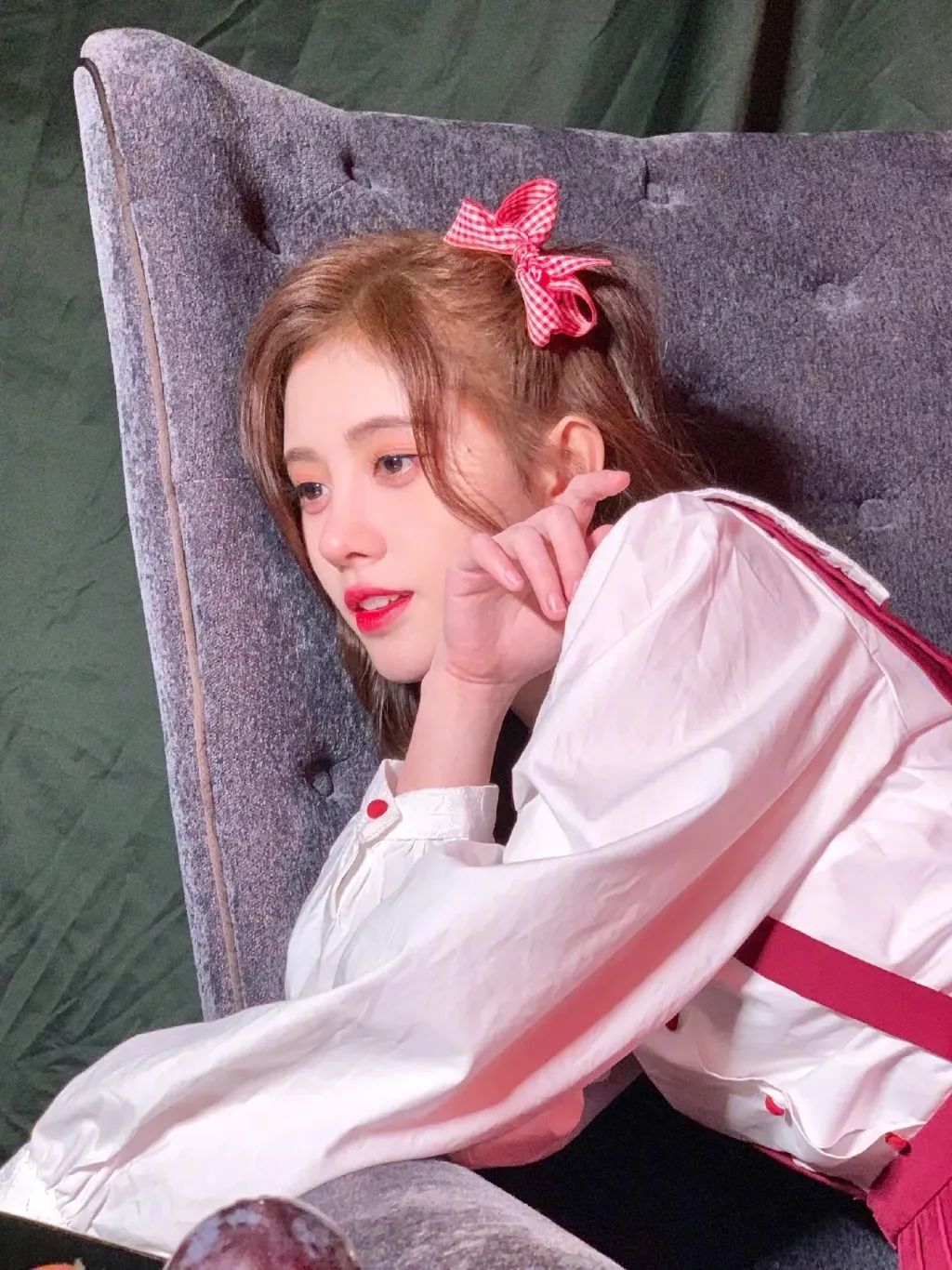 虞书欣说蝴蝶结是她的标志,虞书欣戴发箍