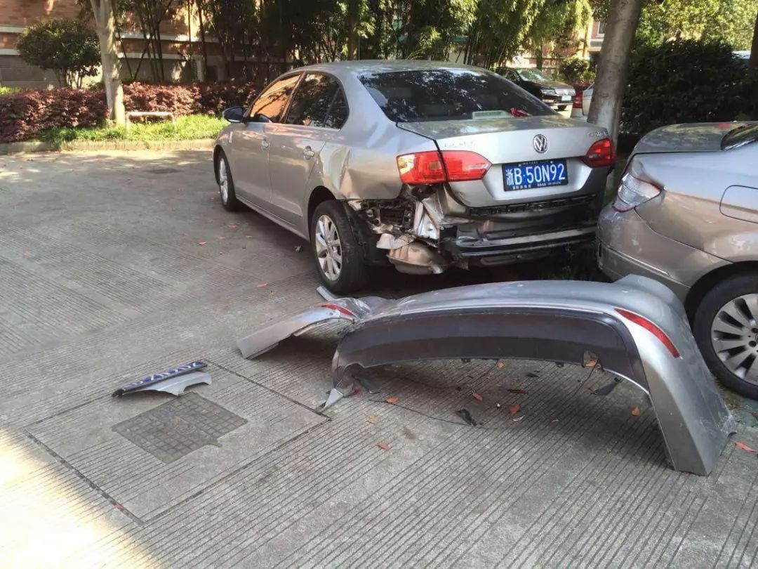 对方车把我车撞了跑了怎么办,自己的车被人撞了但对方跑了