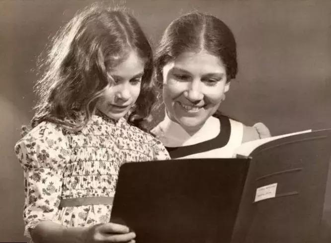 都是鹰钩鼻大美女，都爱过同一些男人，她俩的路怎么就不一样呢？