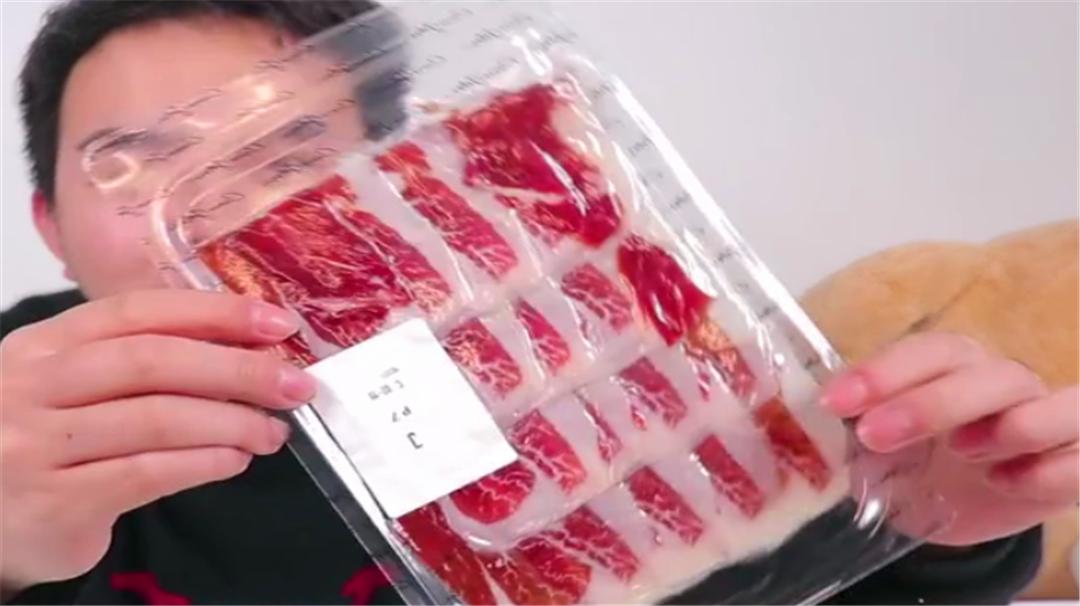小哥试吃世界上最贵的火腿，一口下去就好几百，这价格堪比房价