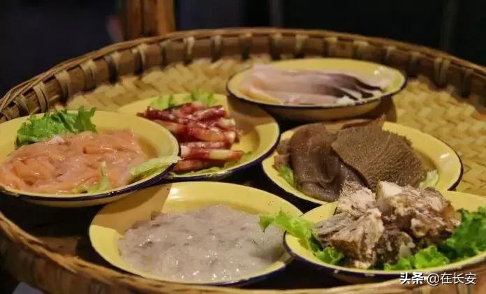 钟楼旁这条890米的老街，藏着一天吃三次都不会腻的馆子！