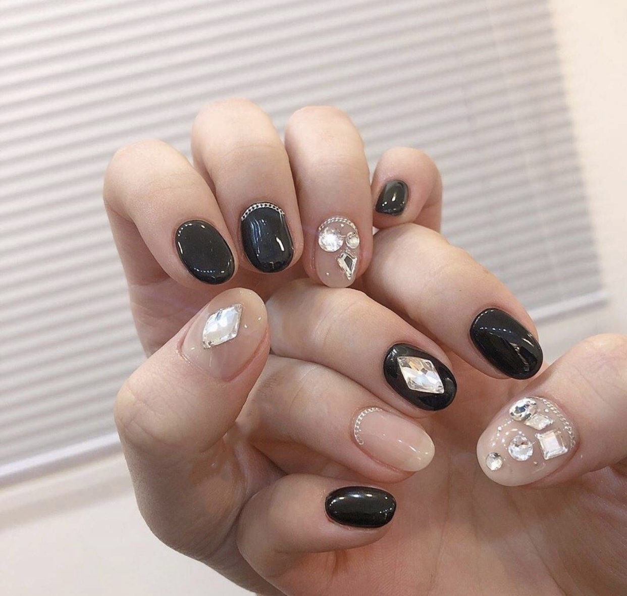 简约高级珍珠钻石美甲,钻石美甲款式简约