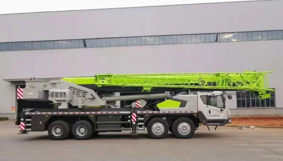 中联55挖掘机对比三一55挖掘机,中联吊车55吨最新款都是什么配置