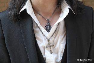 如何用小小的配饰搭配出百变风格 (小众配饰搭配方法)