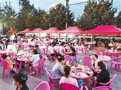 平顶山卫东区创新城市管理提振市场允许临时店外经营提升门店经营活力