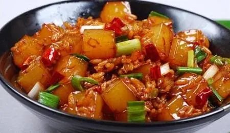 70岁老人卖凉粉视频,70岁老夫妻月入4千