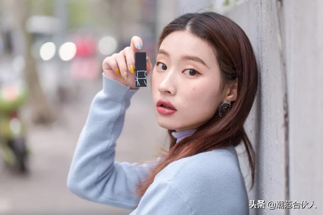 李佳琦omg这个产品也太好用了吧,李佳琦被称为美妆界的代名词