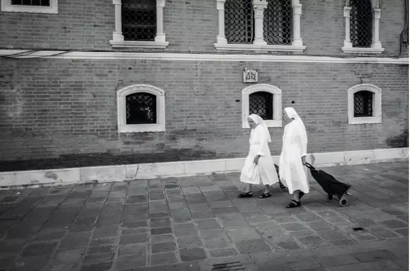 街拍摄影需要什么设备,街拍摄影用什么镜头