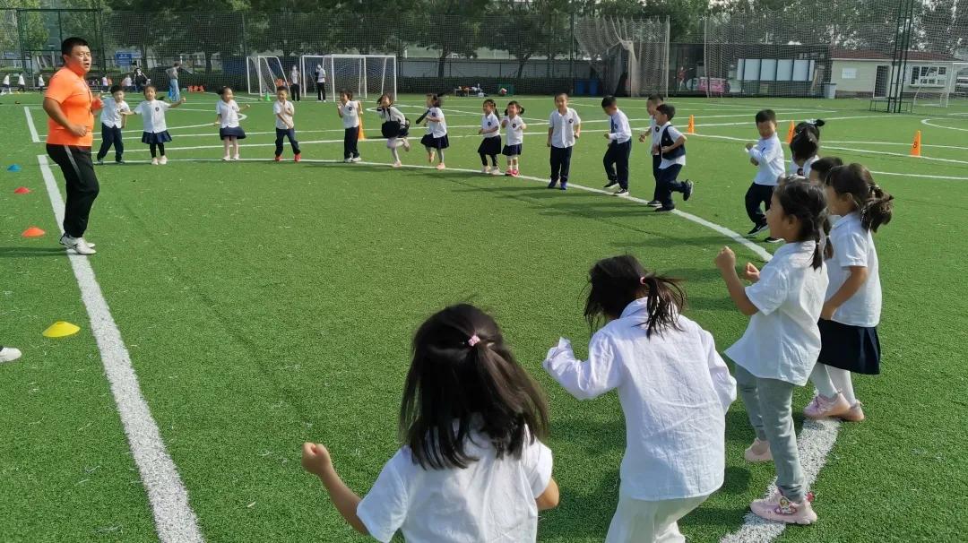 秋季校园足球联赛,秋季草坪氛围感照片