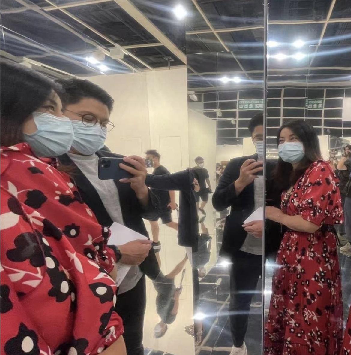 郭晶晶晒一家六口合照表白霍启刚,郭晶晶挺孕肚现身