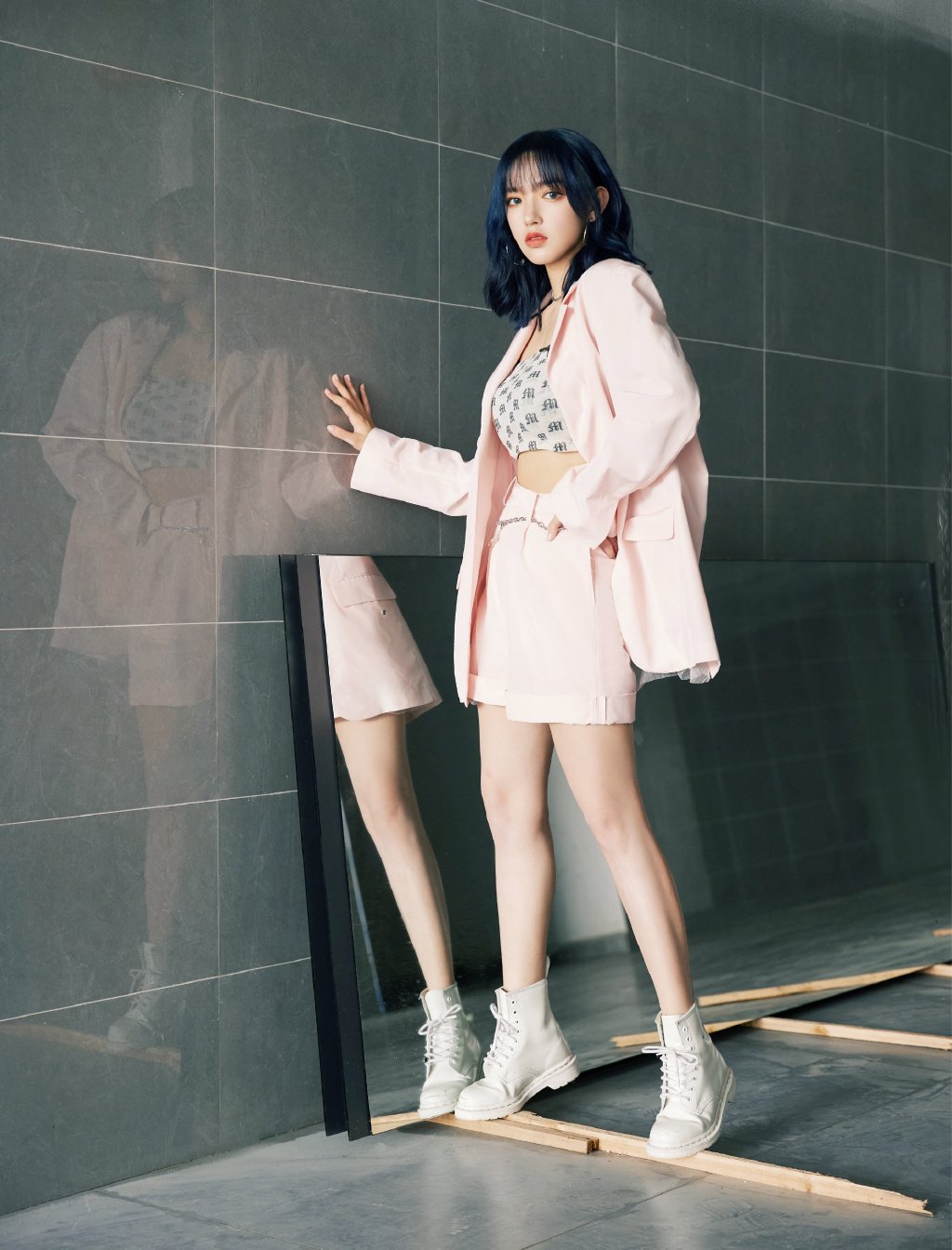 程潇镂空牛仔外套拼接皮裤,程潇颜值不输四千年