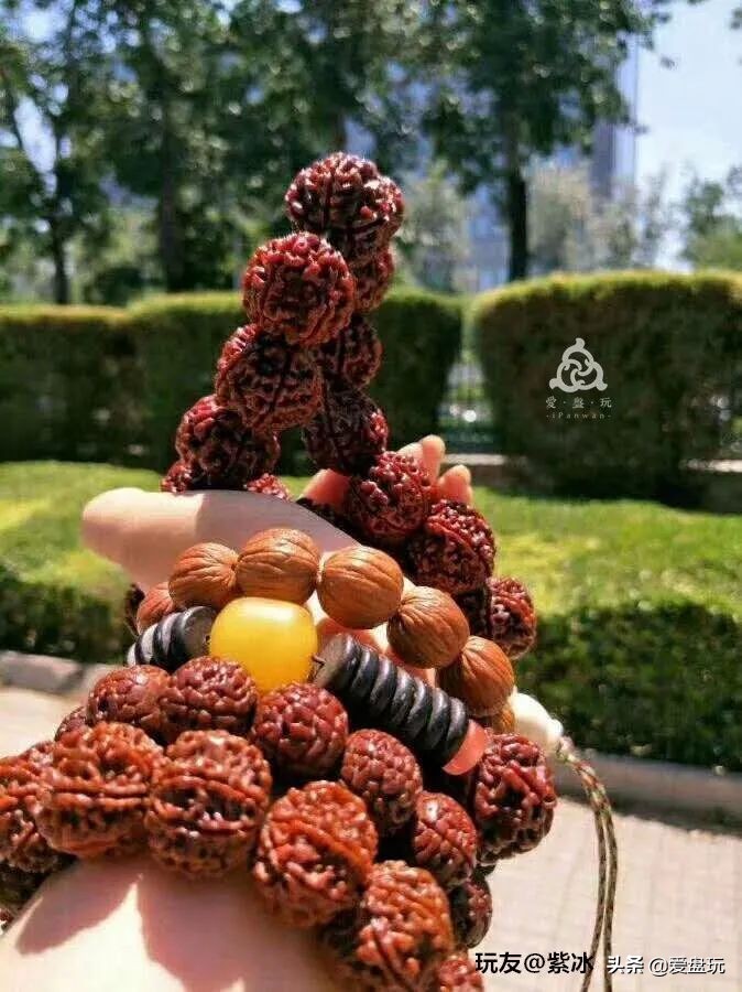 玩了五六百条手串，每天麒麟臂上班，这女子玩串牛气