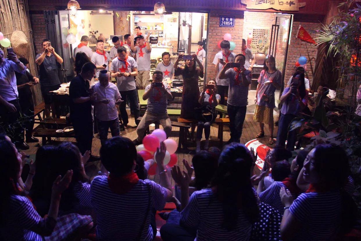 超龄儿童戴红领巾图片,戴红领巾的小朋友六一儿童节